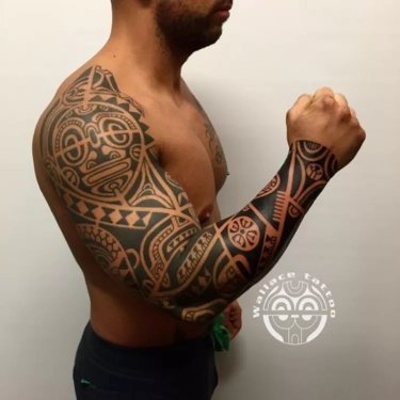  Tatouage maori, polynésien sur tout le bras et sur l'épaule